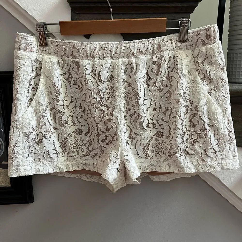 BCBGMaxAzria Cream Lace Shorts sz L NWOT
